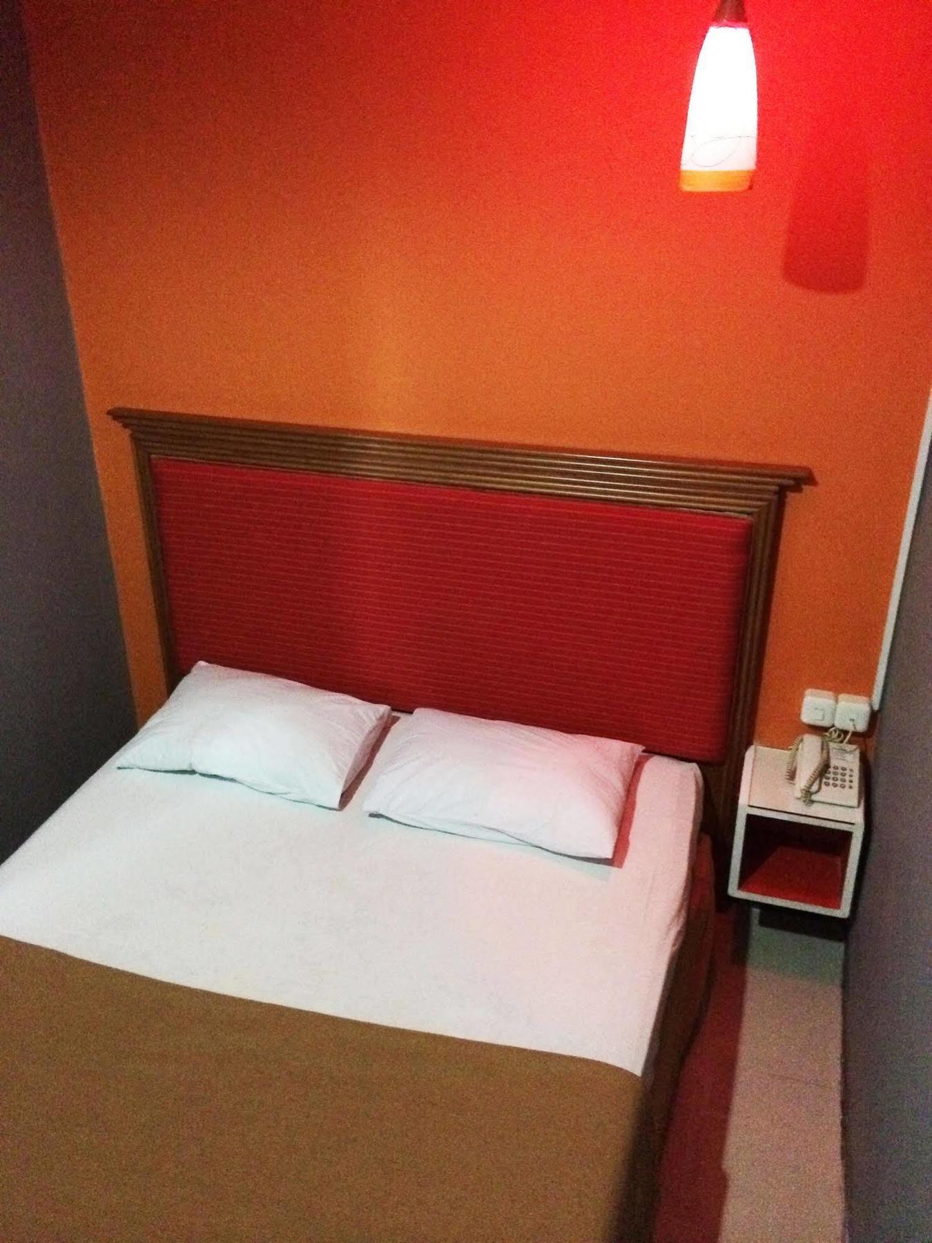 Hollywood Hotel Jakarta Extérieur photo