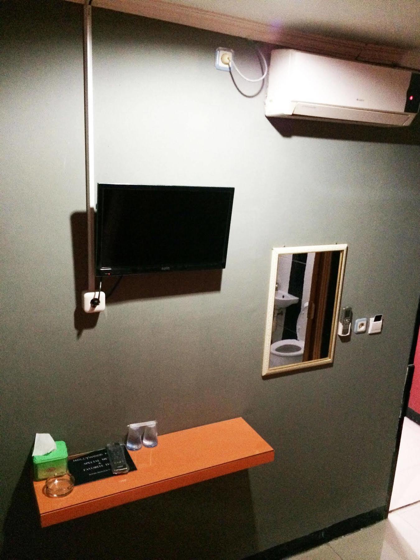Hollywood Hotel Jakarta Extérieur photo